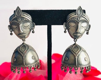 Brincos Jhumka de prata oxidada com rosto de mulher: joias étnicas indianas