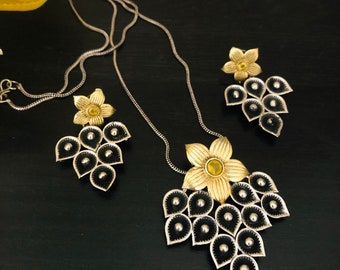 Schwarzes Meenakari Halsketten Set: Oxidierter Silber Blumen Anhänger, Ohrringe