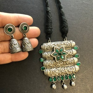 Anhänger Halskette oxidiertes Silber: Grüner Stein Tribalschmuck