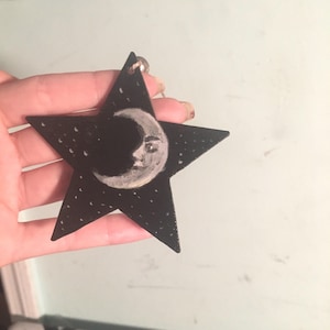 Sichel Mond Gesicht Holz Ornament handbemalt Holz Stern Form gebunden mit Kordel Dekor für Raum-Wand-Baum Geschenk
