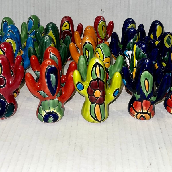 Juego de saleros y pimenteros de cactus de Talavera pintados a mano