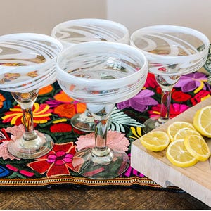 Hermosos vasos de margarita con remolino blanco, hermosos y elegantes vasos de vidrio soplado a mano.