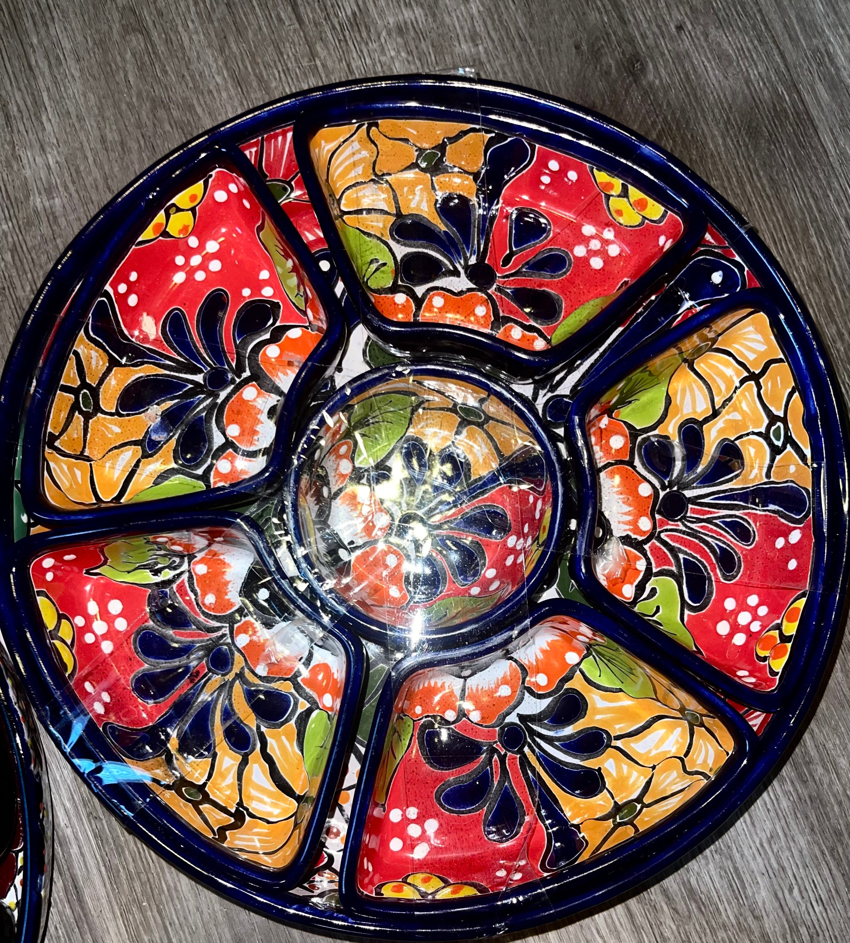 タラベラ前菜トレイ：メキシコの民芸品、チップ＆ディップ盛り合わせ