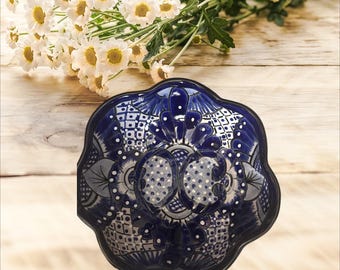 Cuenco de Talavera festoneado en azul cobalto y blanco para servir