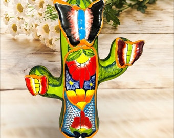 Cactus Saguaro vert avec statue de papillon Talavera peinte à la main dans de belles couleurs pour jardin désertique.