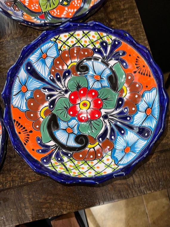 Cuenco de Talavera estampado a mano: borde festoneado de cobalto