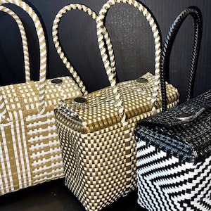 Kunststoff Handtasche aus gewebtem Kunststoff mehrfarbig zwei große Druckknöpfe zwei große Henkel zum verschließen. Mittlere Größe