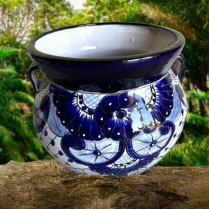 Les très grandes jardinières de Talavera, bleues et blanches, sont d&#39;une belle couleur. Art folklorique mexicain.