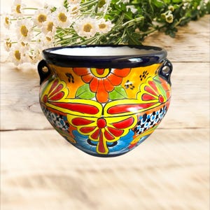 Jardinière Talavera bleu cobalt avec des fleurs multicolores est une belle couleur d&#39;art folklorique mexicain.
