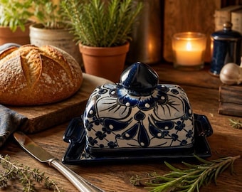 Könnte beinhalten: Eine rechteckige Butterdose aus Keramik mit Deckel, verziert mit einem dunkelblauen und weißen Blumenmuster. Die Dose hat einen passenden dunkelblauen Boden mit Griffen an beiden Seiten und einen spitzen Knauf auf dem Deckel, inklusive Buttermesser.