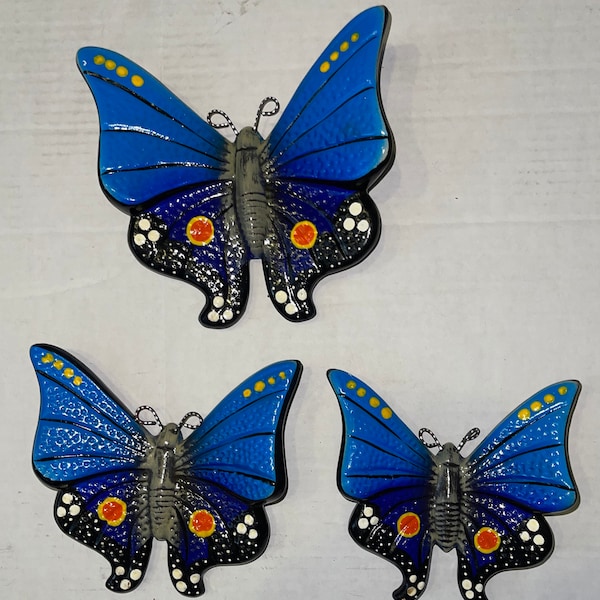 Rare 3 papillons en céramique suspendus dans le patio ou à l'intérieur pour des décorations bleu cobalt colorées pour l'intérieur ou l'extérieur.