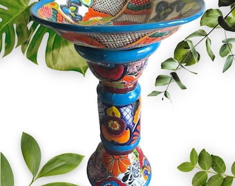 Bebedouro para pássaros com pedestal em cerâmica Talavera, pintado à mão em tons de azul turquesa e multicolorido. Possui pássaros no centro.