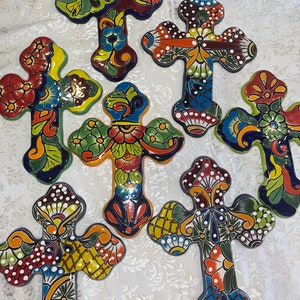 Handbemaltes Kreuz aus Talavera: Mehrfarbige Wanddekoration aus Keramik