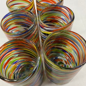 Großer Becher Mundgeblasene mexikanische Gläser wirbeln mehrfarbiges mexikanisches Glas Lebendige Farbe Eisteeglas 20 Unze