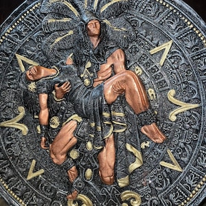 Calendario azteca dorso gris Bronce con dorado muchos detalles 21”X21”