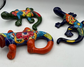 Hand-Painted Talavera Gecko: Colorful Desert Garden Decor