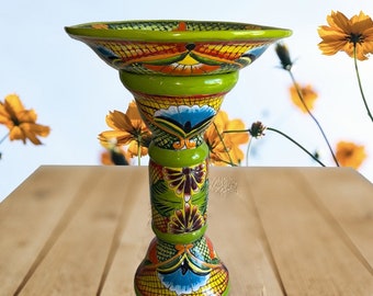 Kąpiel dla ptaków Talavera Pedestal, ręcznie malowana na limonkowo-zielony i wielokolorowy kolor.