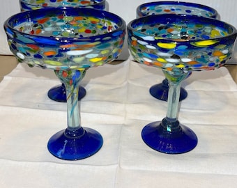 Copas de margarita sopladas a mano con borde azul y diseño de guijarros - Juego de 2