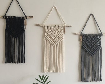 Tapiz de pared de macramé: tapiz bohemio sobre madera flotante (35,5 cm de largo)
