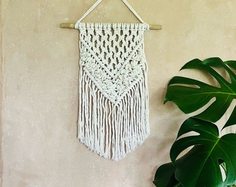 Handmade Macrame Wall Hanging: Boho Home Decor Tapestry