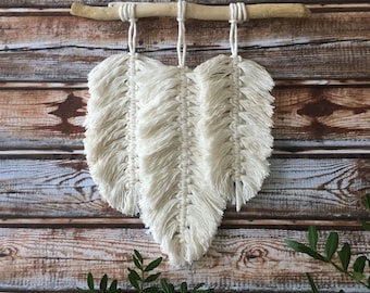 Macrame Feather Wall Hanging: Boho Tapestry with Driftwood