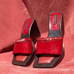 Escarpins DKNY rouges en cuir verni vintage des années 90 UK 6 / EU 39 - Détail de paillettes