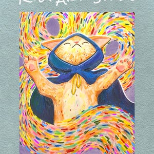 Puede incluir: Una pintura digital de un gato con una capa azul con capucha, sobre un fondo de l&iacute;neas y puntos coloridos que se arremolinan. La pintura se titula "Riley Art Studio".