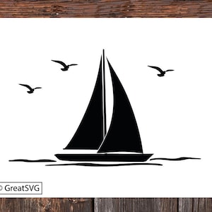 Puede incluir: Una silueta negra de un velero con tres gaviotas volando por encima. El velero está sobre un fondo blanco.