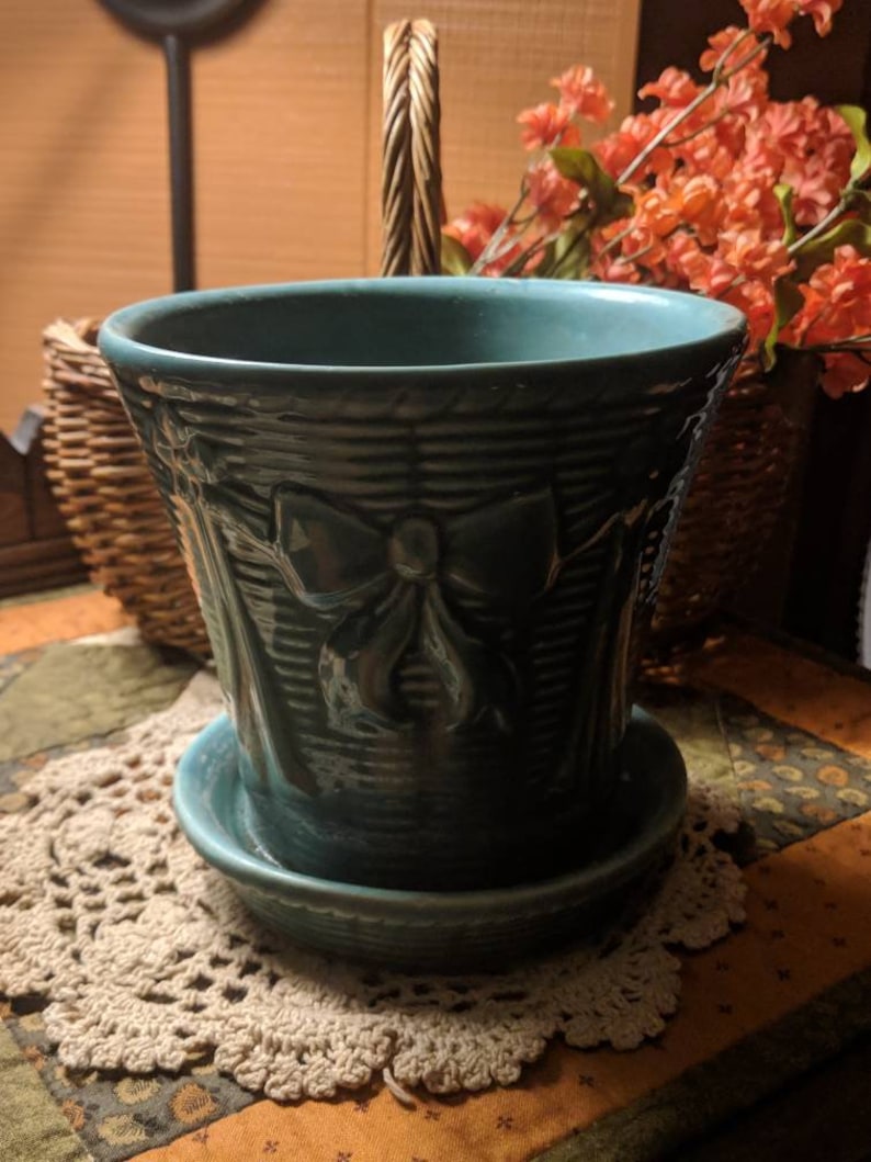 Vintage Shawnee Green Round Ceramic Planter with base and Bows Marked USA on bottom.