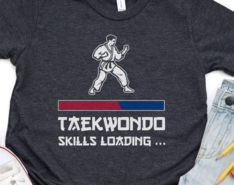 Camiseta para niños de Taekwondo - Equipo de entrenamiento de artes marciales con el eslogan "Skills Loading", regalo para estudiantes de Taekwondo