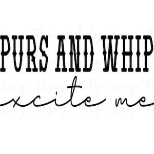 Könnte beinhalten: Schwarzer Text auf weißem Hintergrund: "SPURS AND WHIPS" über "excite me" in kursiver Schrift. Das Design ist digital und wahrscheinlich für einen Druck oder ein Produkt gedacht.
