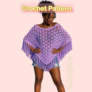 Könnte beinhalten: Ein fliederfarbener Häkelponcho mit Fransen. Der Poncho hat ein offenes Muster und wird mit Jeansshorts getragen. Der Text "Crochet Pattern" ist oben im Bild zu sehen.