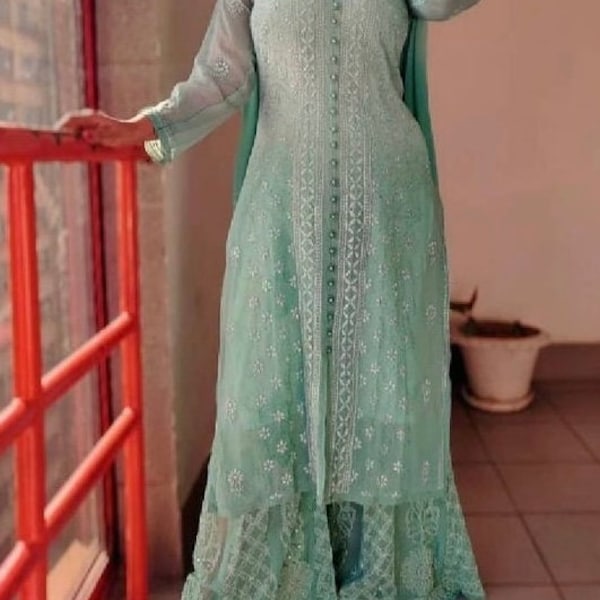 Abito Lucknowi Chikankari Georgette Mukesh con lavorazione chikankari, viene fornito con interno coordinato.