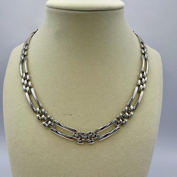 Collar de doble hebra modernista en tono plateado, firmado por Monet en la década de 1980 – 43 cm (17 pulgadas)