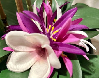 Lila & weiße Plumeria Tropische Hochzeit Hula Haarspange Haarteil