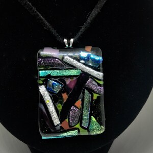 Collier en verre fondu aux couleurs vives du verre dichroïque et opalin noir