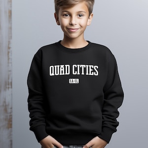 Puede incluir: Sudadera negra con texto blanco que dice "QUAD CITIES IA-IL".