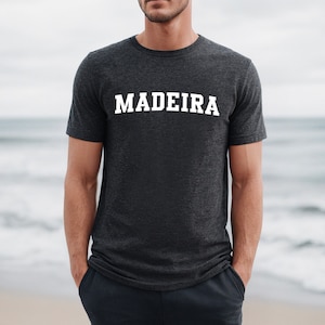 Puede incluir: Una camiseta gris oscuro jaspeada con la palabra "MADEIRA" impresa en blanco en la parte delantera.
