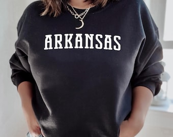 Può includere: Felpa nera con testo bianco che recita "ARKANSAS".