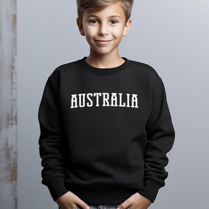 Puede incluir: Sudadera negra con texto blanco que dice "AUSTRALIA" en negrita.