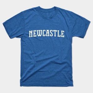 K&ouml;nnte beinhalten: Ein k&ouml;nigsblaues T-Shirt mit dem Wort "NEWCASTLE" in wei&szlig; auf der Vorderseite.
