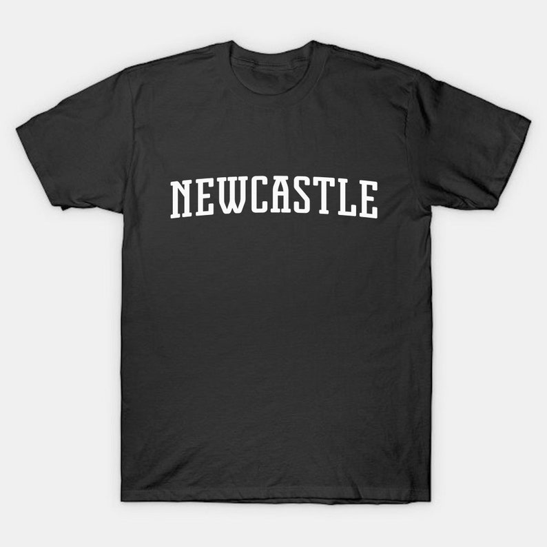 K&ouml;nnte beinhalten: Schwarzes T-Shirt mit dem Wort "NEWCASTLE" in wei&szlig; auf der Vorderseite.