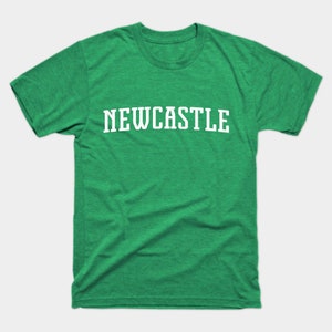 K&ouml;nnte beinhalten: Ein gr&uuml;nes T-Shirt mit dem Wort "NEWCASTLE" in wei&szlig; auf der Vorderseite.