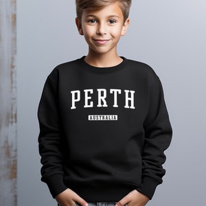 Puede incluir: Sudadera negra con texto blanco que dice "PERTH AUSTRALIA".