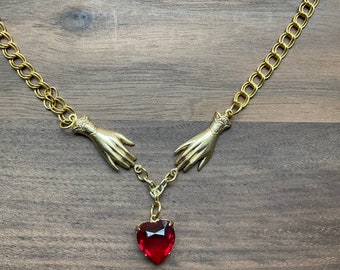 Collar de corazón con manos de latón: colgante de cristal vintage