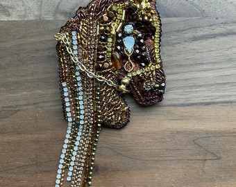 Handgefertigte Pferdebrosche aus Perlen | Western-Schmuck mit Kristallen | Geschenk für Pferdeliebhaber