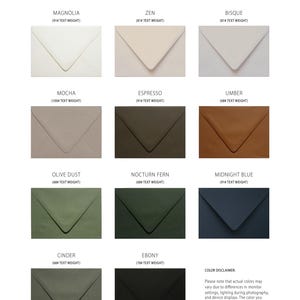 Puede incluir: Una cuadr&iacute;cula de once sobres en varios colores etiquetados como Magnolia, Zen, Bisque, Mocha, Espresso, Umber, Olive Dust, Nocturn Fern, Midnight Blue, Cinder y Ebony, cada uno con su peso de papel en libras indicado bajo el nombre.
