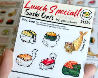 Può includere: Menu speciale per pranzo con gatti sushi. Il menu include un tigre tempura e tre rotoli di sushi: rotolo di tonno, rotolo croccante e rotolo California. Ogni rotolo è illustrato con un simpatico personaggio di gatto. Il menu è stampato su uno sfondo bianco con testo rosso e nero.