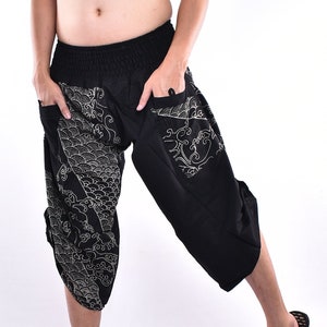 Black Scarles bedrukte katoenen samuraibroek met knopen aan de zijkant, broek met wijde pijpen, yogabroek, harembroek Gratis upgrade Express Shipping