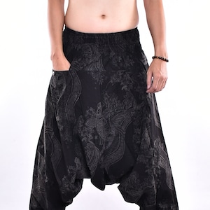 Zwarte Arowana Fishes bedrukte katoenen baggy broek, Hmong broek, yoga broek, harem broek, low cut broek, hippie broek gratis upgrade express verzending